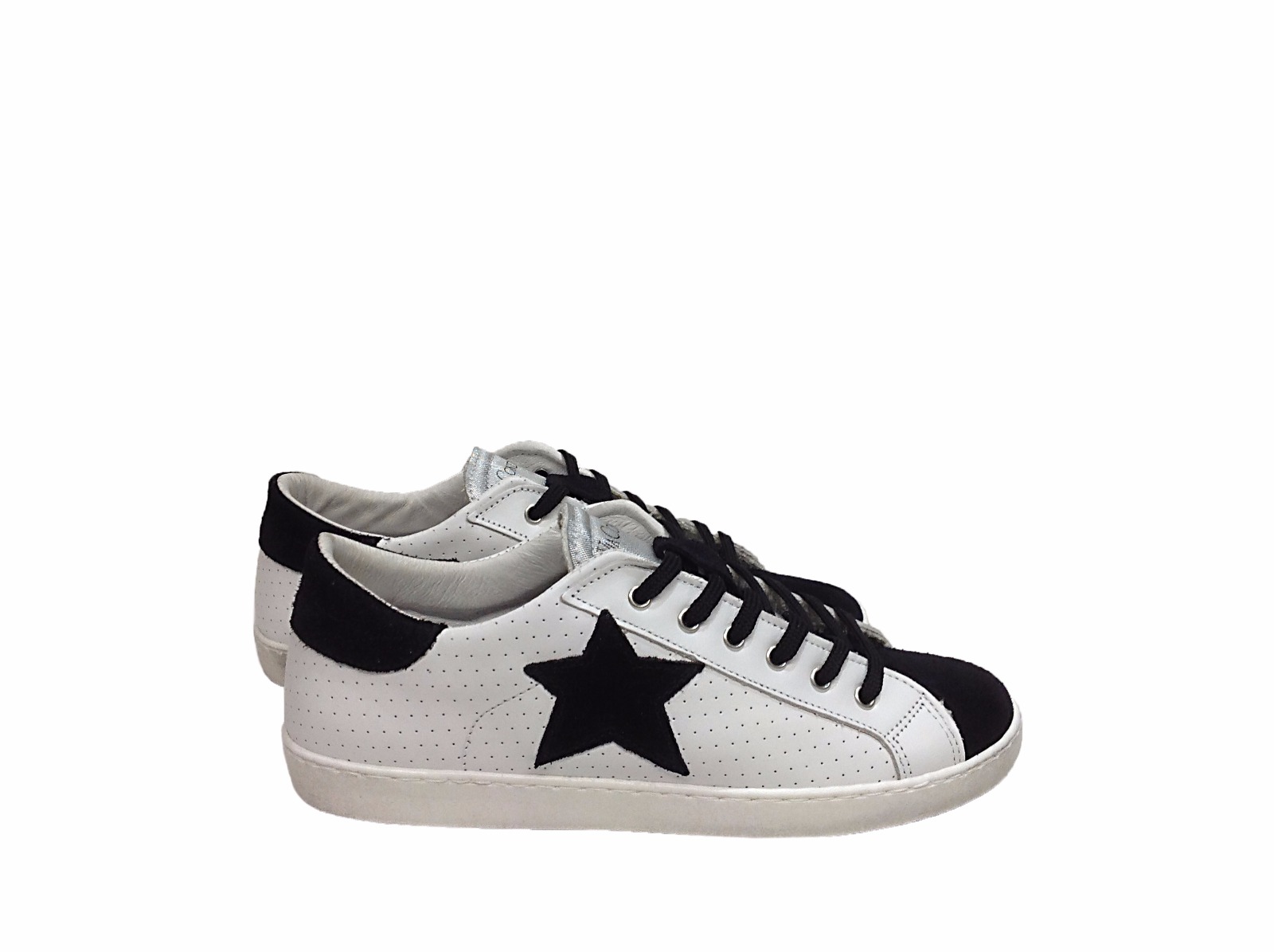 scarpe sneakers basse pelle traforata bianco nero Via Condotti stella metal