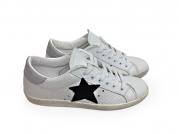 scarpe sneakers basse uomo Via Condotti pelle bianca stella nera traforata